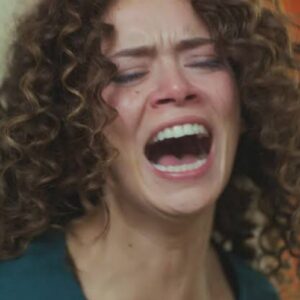 “Sirin chorando com a mala na mão após ser expulsa de casa em Força de Mulher”