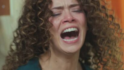 “Sirin chorando com a mala na mão após ser expulsa de casa em Força de Mulher”