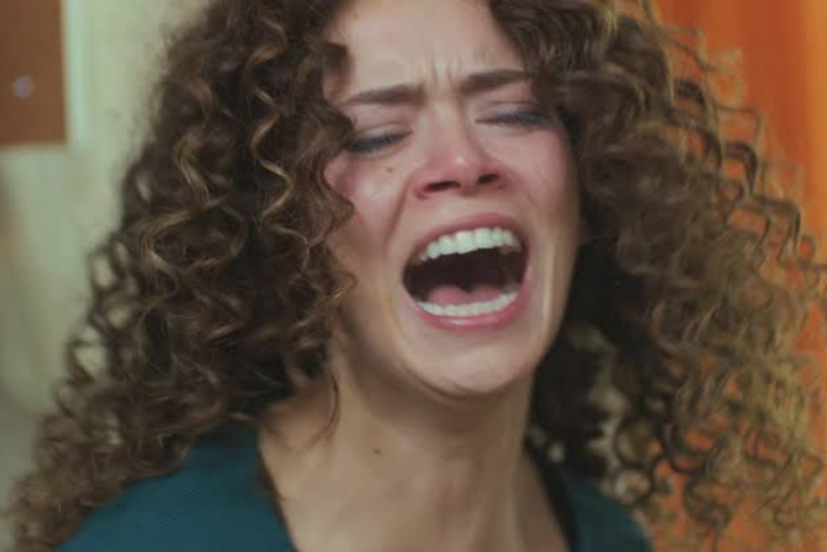 “Sirin chorando com a mala na mão após ser expulsa de casa em Força de Mulher”