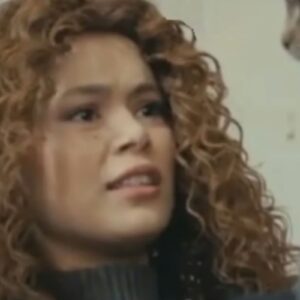 “Sirin segurando o gato Crosta no parque, cena do episódio de Força de Mulher.”