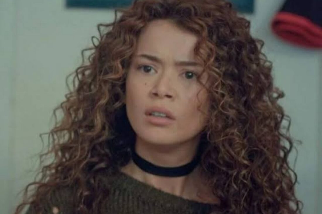 Sirin sendo rejeitada por Sarp ao tentar entrar no prédio em Força de Mulher.