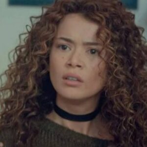 Sirin sendo rejeitada por Sarp ao tentar entrar no prédio em Força de Mulher.