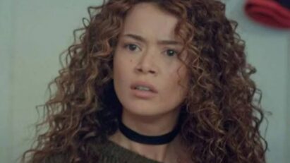 Sirin sendo rejeitada por Sarp ao tentar entrar no prédio em Força de Mulher.