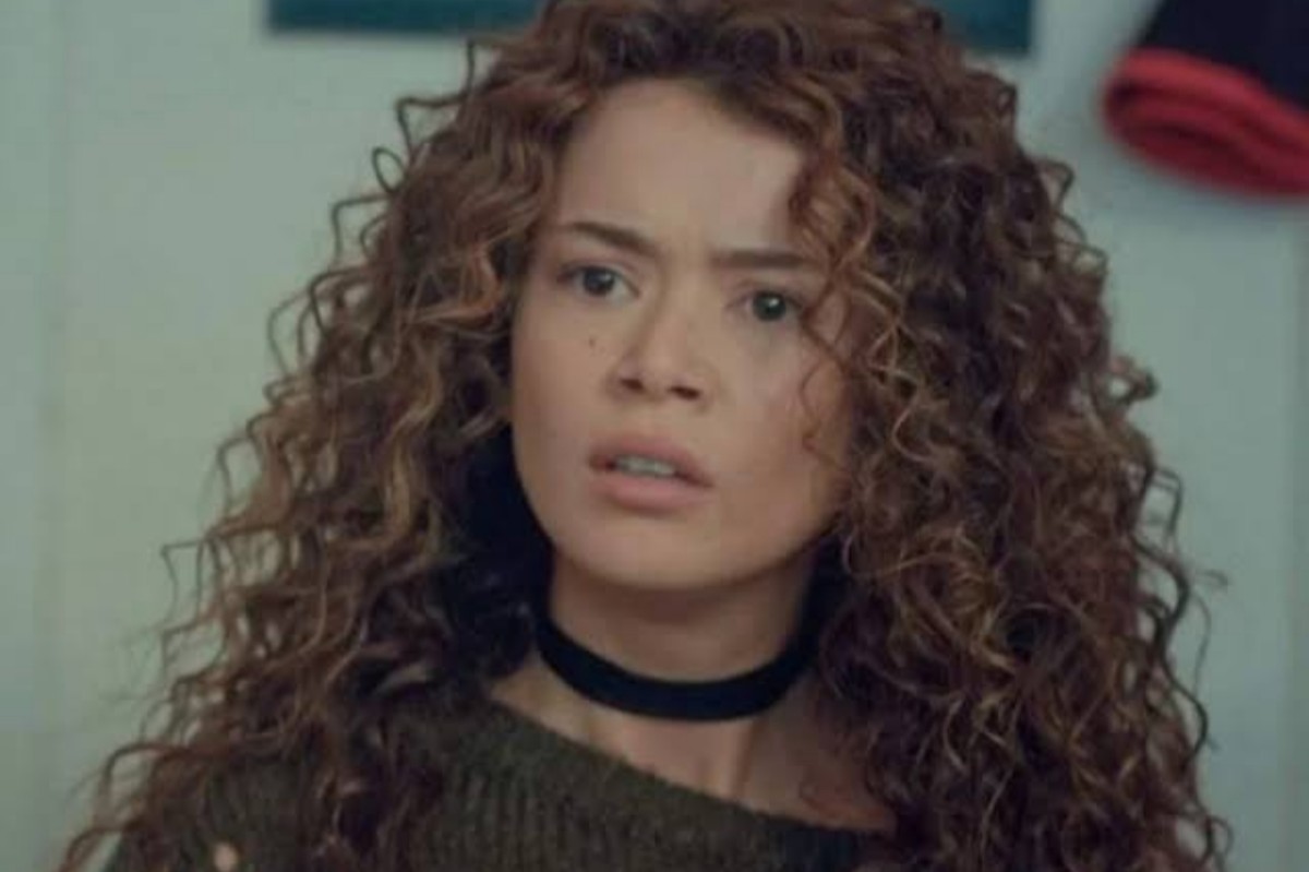 Sirin sendo rejeitada por Sarp ao tentar entrar no prédio em Força de Mulher.