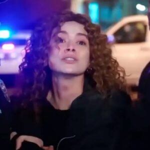 Sirin sendo algemada por policiais em cena dramática de Força de Mulher