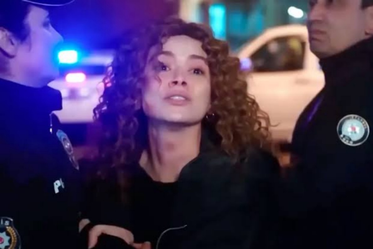 Sirin sendo algemada por policiais em cena dramática de Força de Mulher