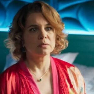 Vilã termina em decadência, vivendo na casa da ex-nora em bairro humilde