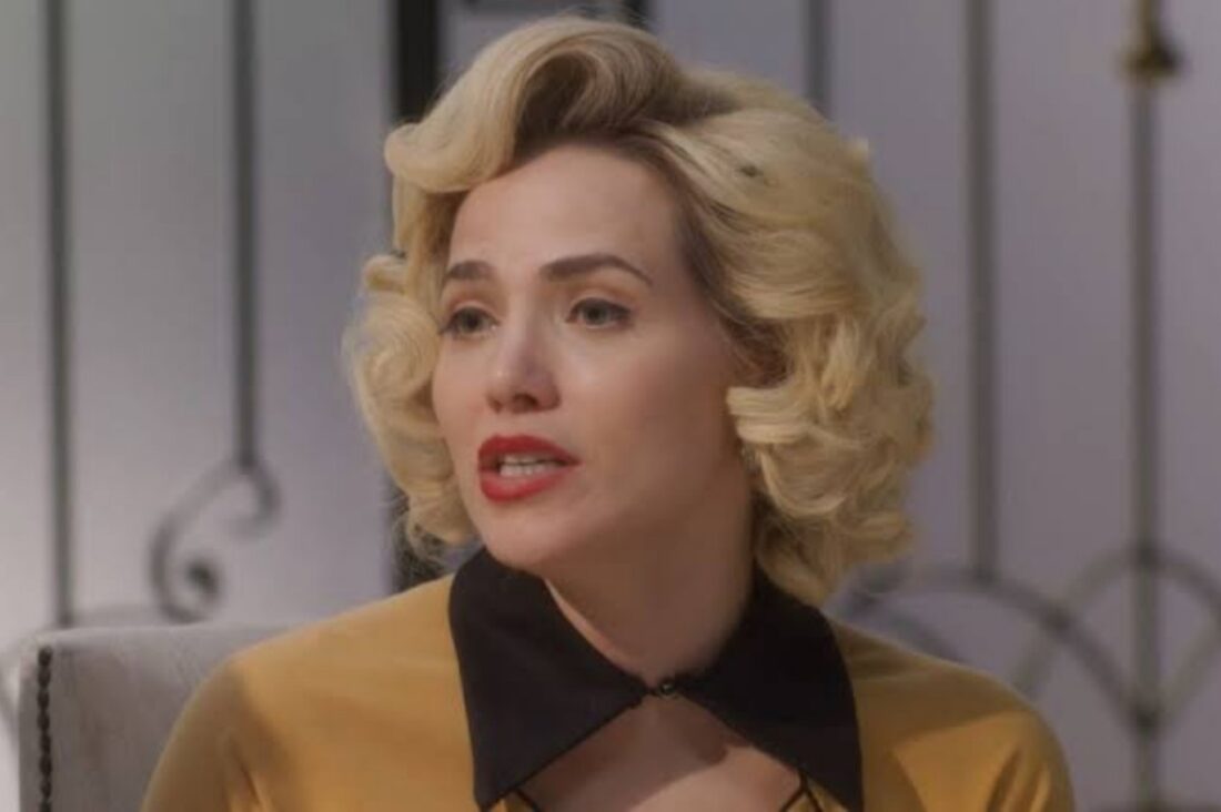 Letícia Colin como Zélia olhando determinada