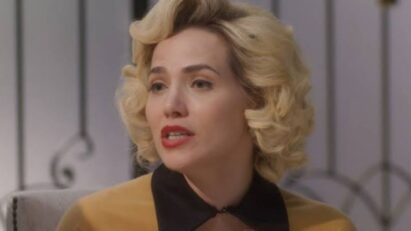 Letícia Colin como Zélia olhando determinada