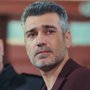 “Sarp sendo levado pela polícia diante dos filhos em cena de Força de Mulher”