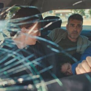 “Cena do acidente com Bahar, Sarp e Hatice em Força de Mulher, com bombeiros realizando o resgate dos feridos”.