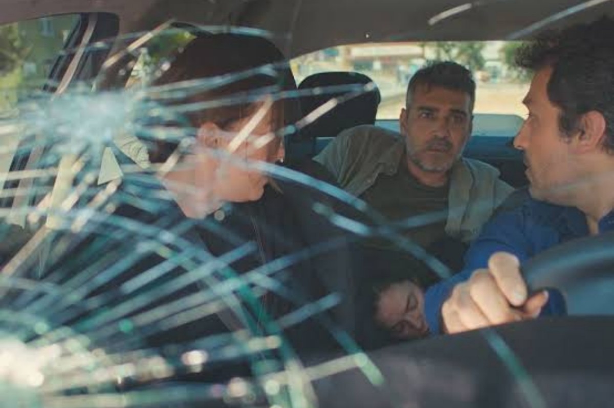 “Cena do acidente com Bahar, Sarp e Hatice em Força de Mulher, com bombeiros realizando o resgate dos feridos”.