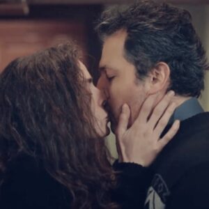 alt="Bahar (Özge Özpirinçci) e Arif (Feyyaz Duman) se beijando apaixonadamente em Força de Mulher."