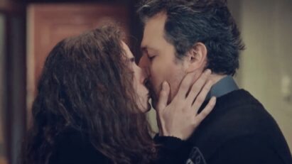 alt="Bahar (Özge Özpirinçci) e Arif (Feyyaz Duman) se beijando apaixonadamente em Força de Mulher."