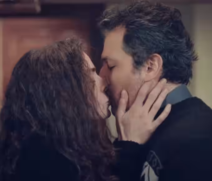 alt="Bahar (Özge Özpirinçci) e Arif (Feyyaz Duman) se beijando apaixonadamente em Força de Mulher."