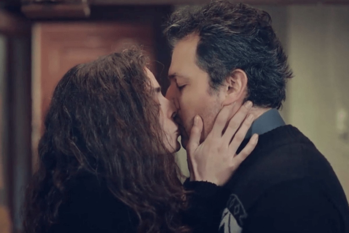 alt="Bahar (Özge Özpirinçci) e Arif (Feyyaz Duman) se beijando apaixonadamente em Força de Mulher."