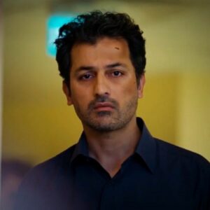 Imagem de Arif e Bahar discutindo intensamente em cena de Força de Mulher