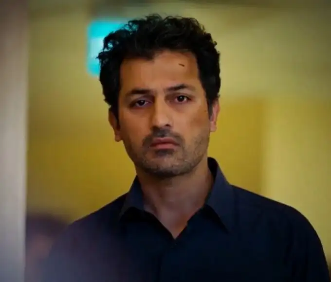 Imagem de Arif e Bahar discutindo intensamente em cena de Força de Mulher