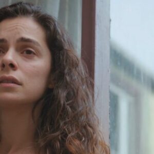 alt="Bahar (Özge Özpirinçci) demonstrando desespero e medo."