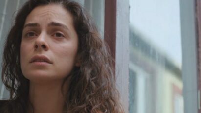 alt="Bahar (Özge Özpirinçci) demonstrando desespero e medo."