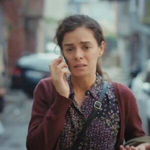 Bahar desesperada em cena dramática de Força de Mulher, enfrentando decisão difícil para salvar o filho.