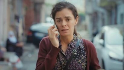 Bahar desesperada em cena dramática de Força de Mulher, enfrentando decisão difícil para salvar o filho.