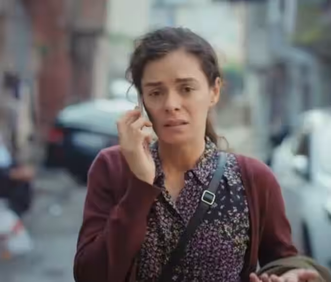 Bahar desesperada em cena dramática de Força de Mulher, enfrentando decisão difícil para salvar o filho.