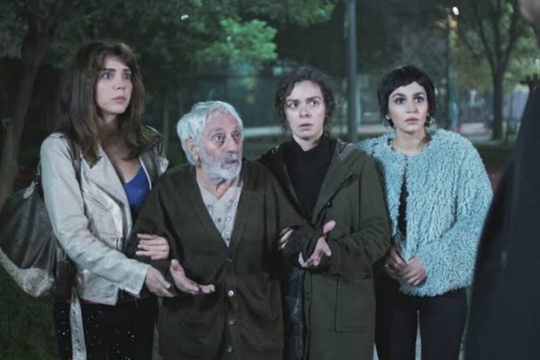 Bahar e Ceyda aflitas após se envolverem com criminoso perigoso na novela Força de Mulher