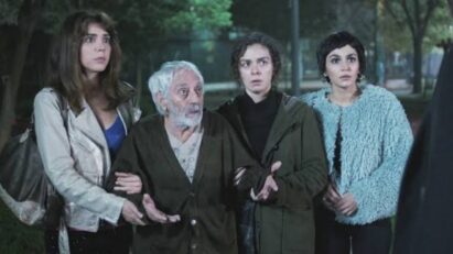 Bahar e Ceyda aflitas após se envolverem com criminoso perigoso na novela Força de Mulher