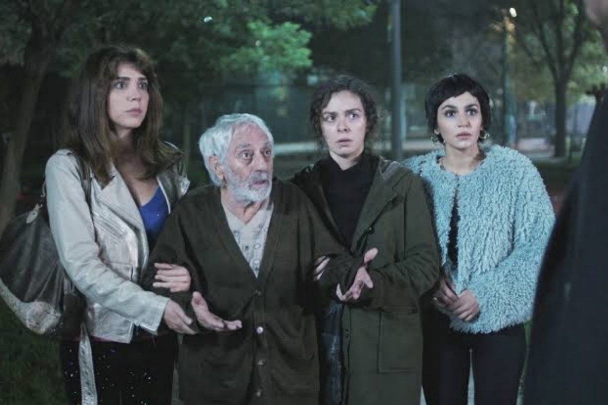 Bahar e Ceyda aflitas após se envolverem com criminoso perigoso na novela Força de Mulher