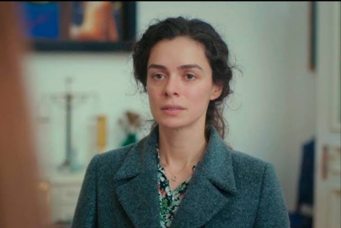Cena de Força de Mulher: Bahar emocionada ao saber que Nezir pagou a escola dos filhos.