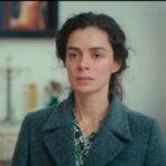 Cena de Força de Mulher: Bahar emocionada ao saber que Nezir pagou a escola dos filhos.