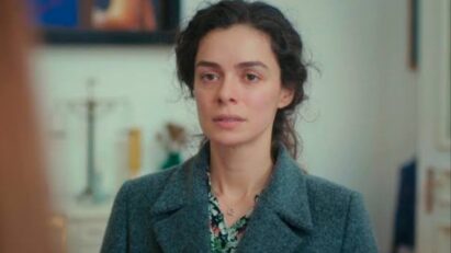 Cena de Força de Mulher: Bahar emocionada ao saber que Nezir pagou a escola dos filhos.