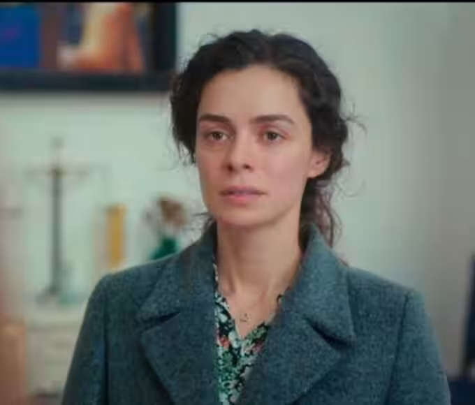 Cena de Força de Mulher: Bahar emocionada ao saber que Nezir pagou a escola dos filhos.