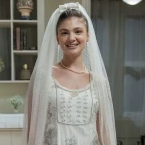 Alt text: Celeste vestida de noiva ao lado de Edu durante cerimônia tensa em Garota do Momento.