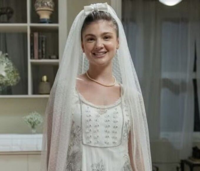 Alt text: Celeste vestida de noiva ao lado de Edu durante cerimônia tensa em Garota do Momento.
