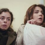 alt="Bahar (Özge Özpirinçci) e Ceyda (Gökçe Eyüboğlu) em uma situação de perigo."
