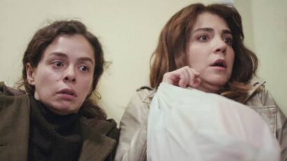 alt="Bahar (Özge Özpirinçci) e Ceyda (Gökçe Eyüboğlu) em uma situação de perigo."