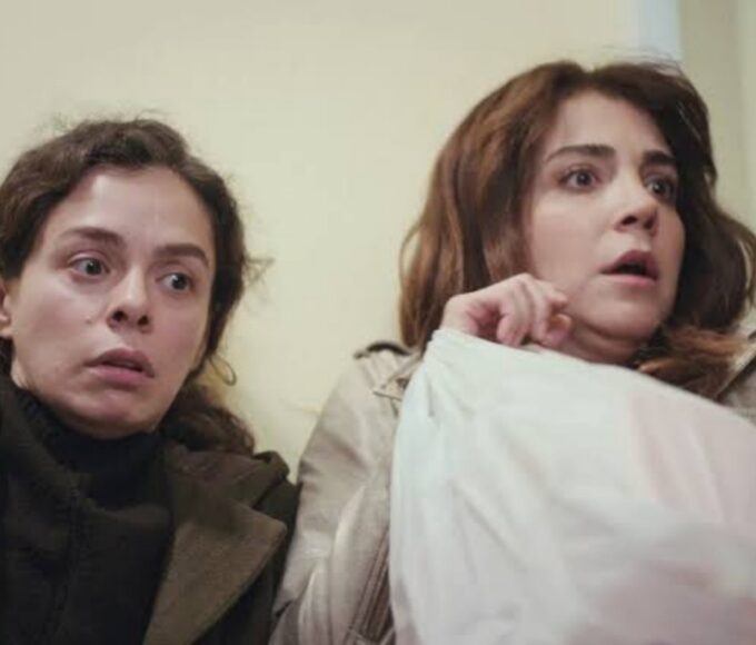 alt="Bahar (Özge Özpirinçci) e Ceyda (Gökçe Eyüboğlu) em uma situação de perigo."