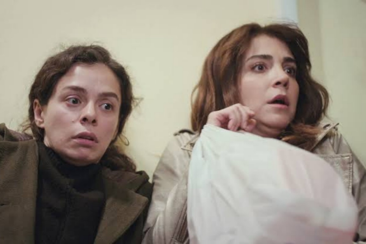 alt="Bahar (Özge Özpirinçci) e Ceyda (Gökçe Eyüboğlu) em uma situação de perigo."