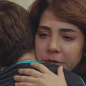 Ceyda emocionada abraça Arda após vencer a batalha pela guarda.