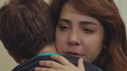 Ceyda emocionada abraça Arda após vencer a batalha pela guarda.