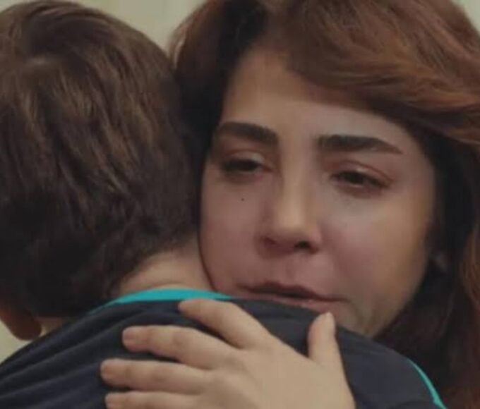 Ceyda emocionada abraça Arda após vencer a batalha pela guarda.