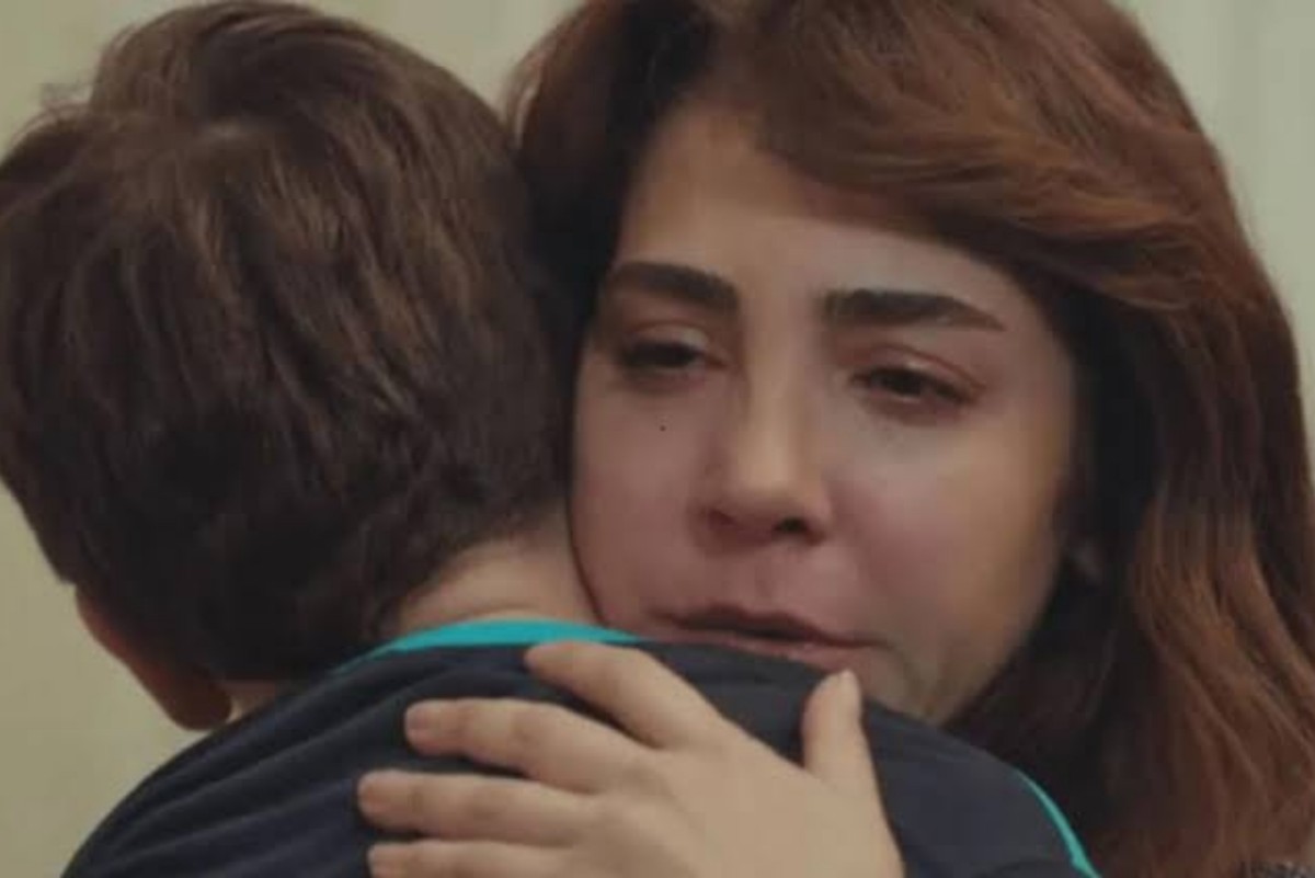 Ceyda emocionada abraça Arda após vencer a batalha pela guarda.