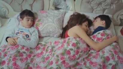 Ceyda reencontra filho, Satilmis novela, Ceyda e Arda,