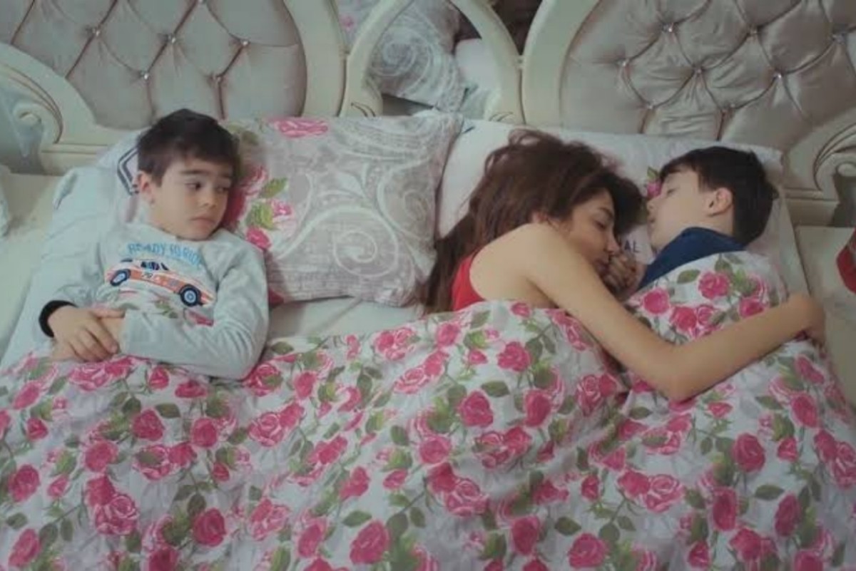 Ceyda reencontra filho, Satilmis novela, Ceyda e Arda,