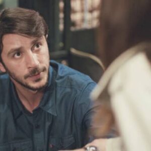 alt="Emre (Ahmet Rifat Şungar) confrontando Ceyda (Gökçe Eyüboğlu) em Força de Mulher."