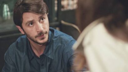 alt="Emre (Ahmet Rifat Şungar) confrontando Ceyda (Gökçe Eyüboğlu) em Força de Mulher."