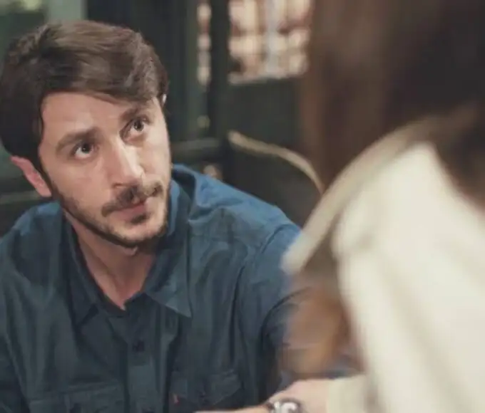 alt="Emre (Ahmet Rifat Şungar) confrontando Ceyda (Gökçe Eyüboğlu) em Força de Mulher."