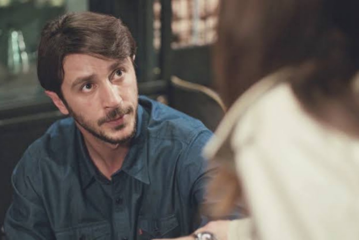 alt="Emre (Ahmet Rifat Şungar) confrontando Ceyda (Gökçe Eyüboğlu) em Força de Mulher."
